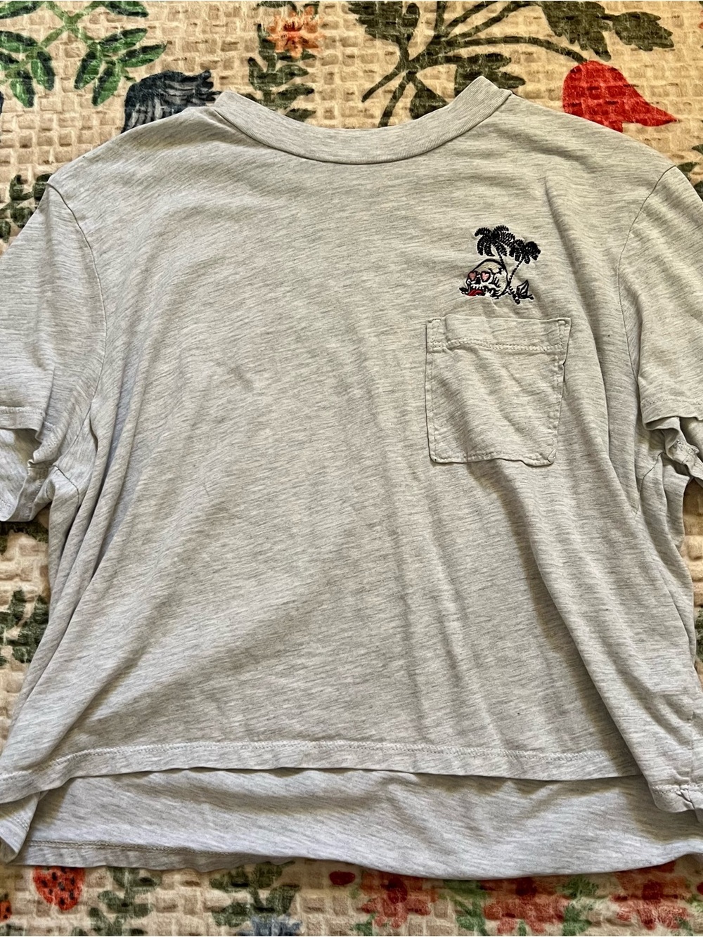 Light Gray Pocket T-Shirt with Tropical Skull Graphic - Men